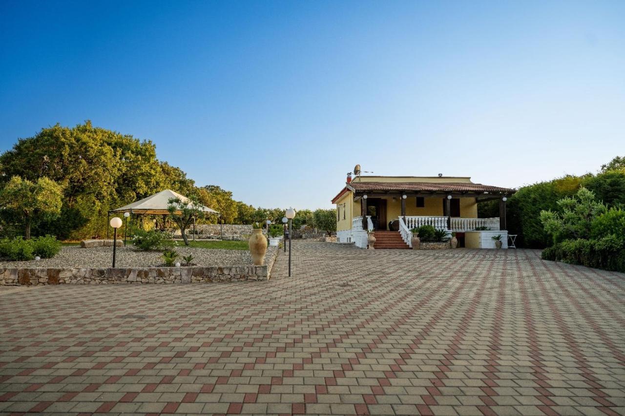 Villa Patrizia-Luxury Villa Mottola Eksteriør billede